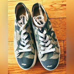 Steve Madden’s Women Elite’s Sneaker